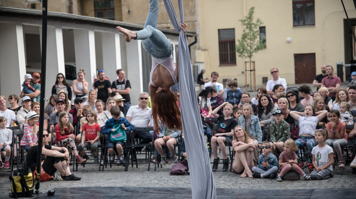 FOTO: Cirkusoví umělci se představili na pražských dvorcích